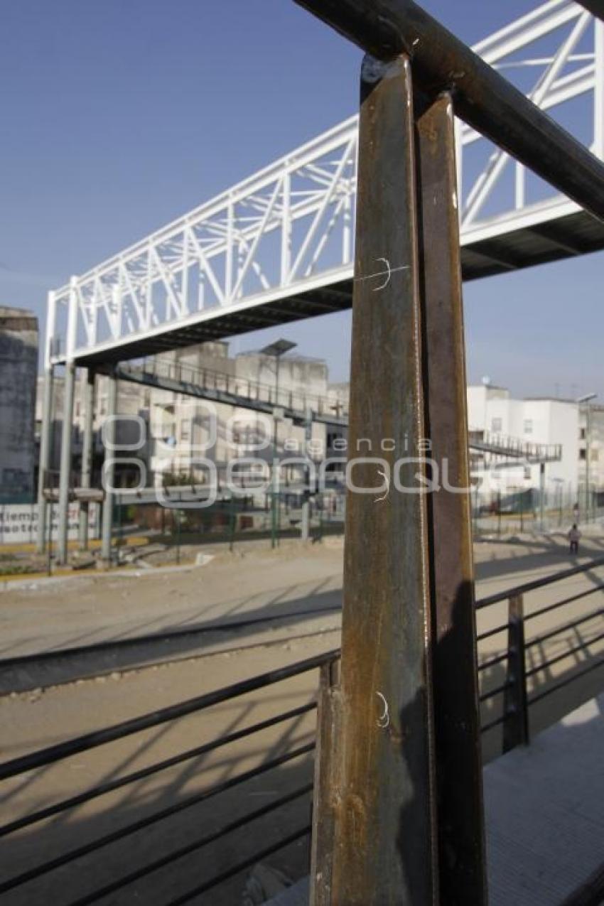 PUENTE PEATONAL INCONCLUSO METROBÚS