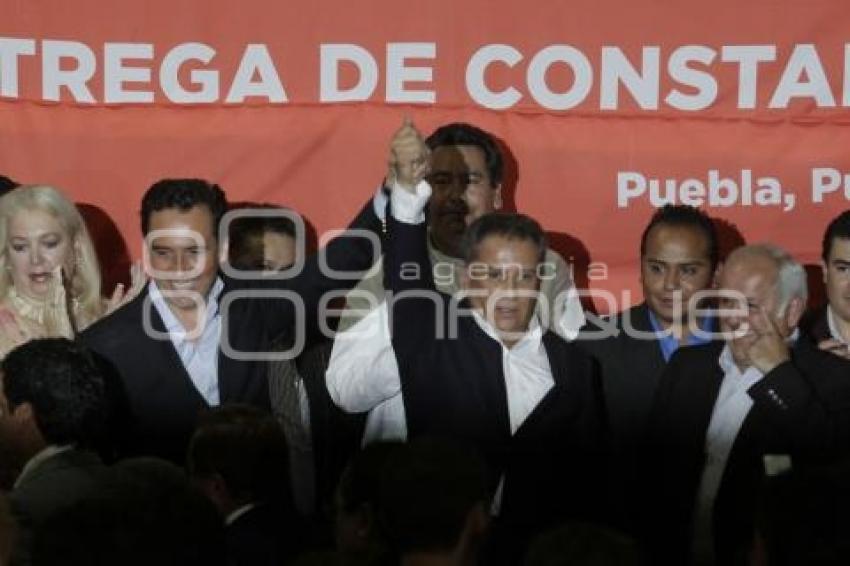 ENRIQUE AGÜERA RECIBE CONSTANCIA COMO CANDIDATO