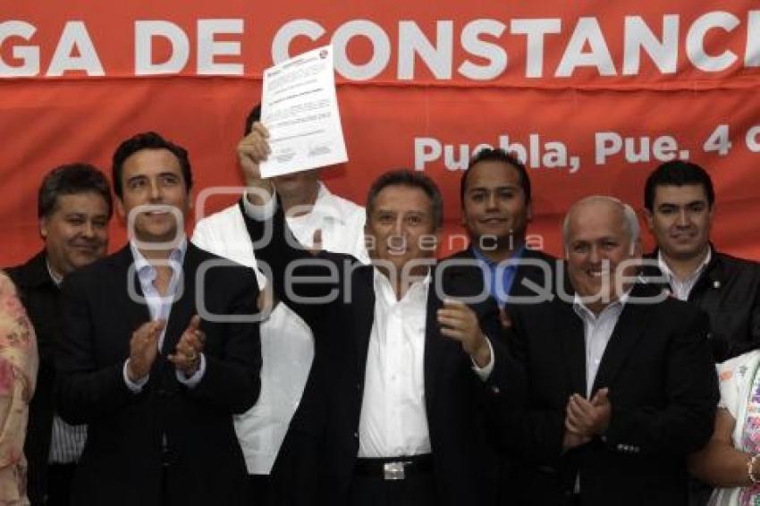 ENRIQUE AGÜERA RECIBE CONSTANCIA COMO CANDIDATO