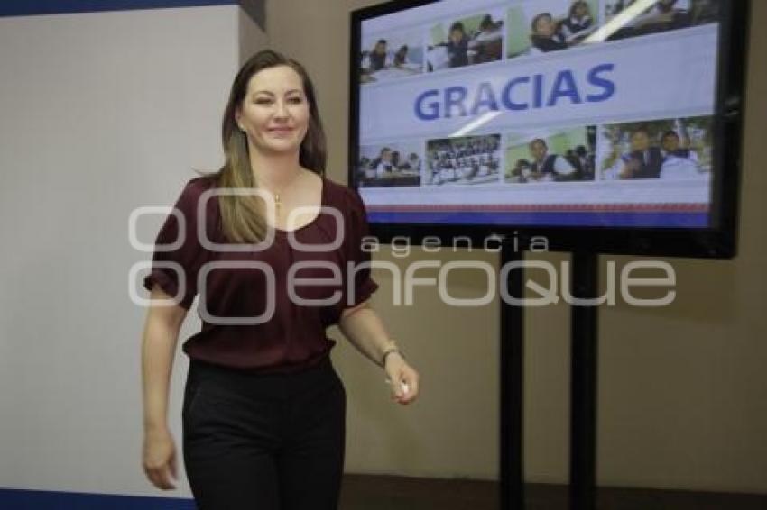 PRESENTAN BECA UN NIÑO INDÍGENA