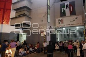 PLANTÓN EN EL PRI ESTATAL