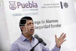 RIVERA ENTREGÓ ALARMAS A ESCUELAS