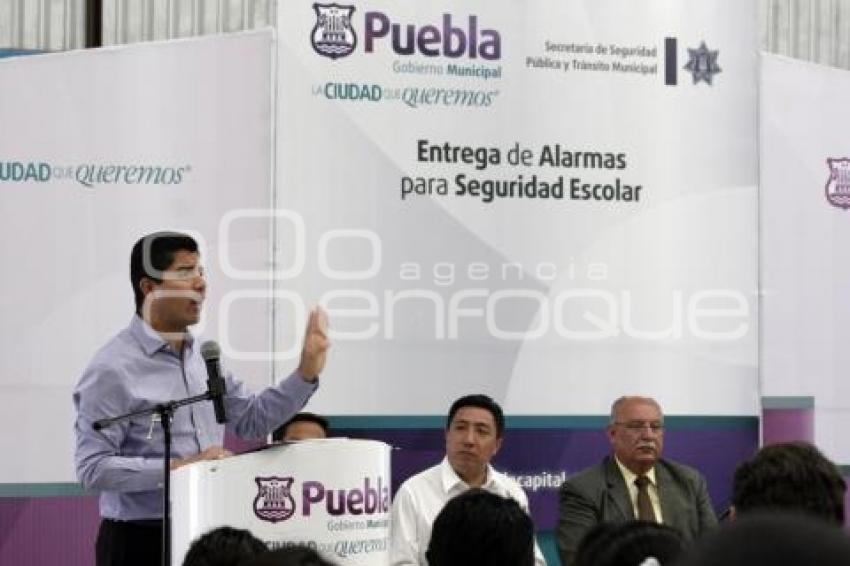 RIVERA ENTREGÓ ALARMAS A ESCUELAS