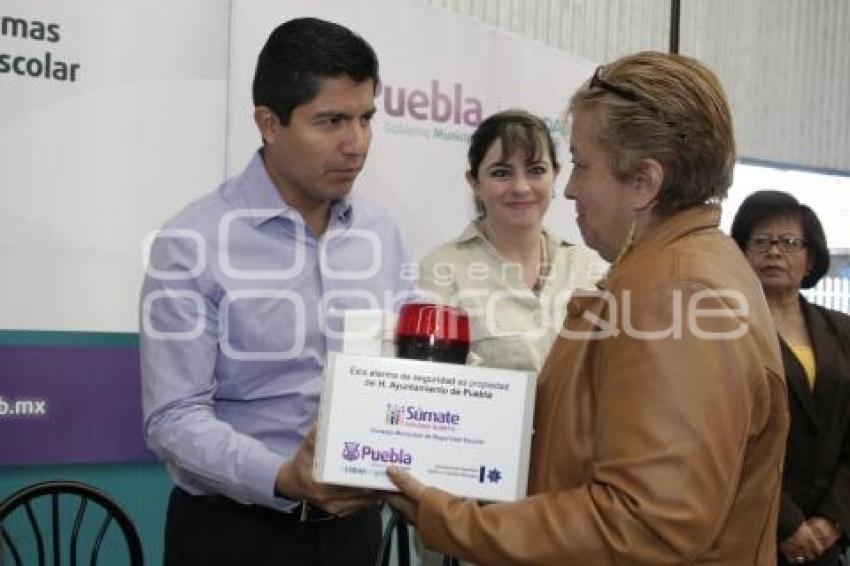 RIVERA ENTREGÓ ALARMAS A ESCUELAS