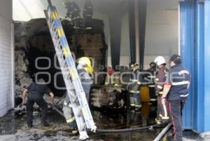 INCENDIO BODEGA TEXTIL PARQUE INDUSTRIAL PUEBLA 2000