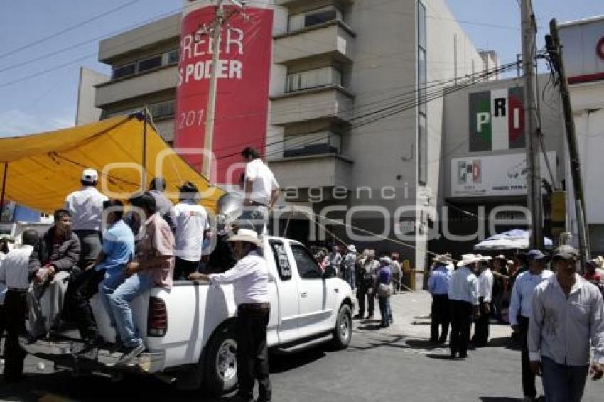 PLANTÓN EN EL PRI ESTATAL