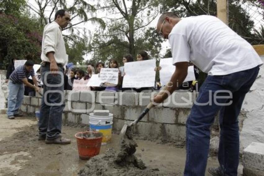 PADRES DE FAMILIA RECONSTRUYEN BARDA DEL CENHCH