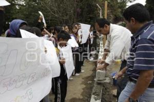 PADRES DE FAMILIA RECONSTRUYEN BARDA DEL CENHCH