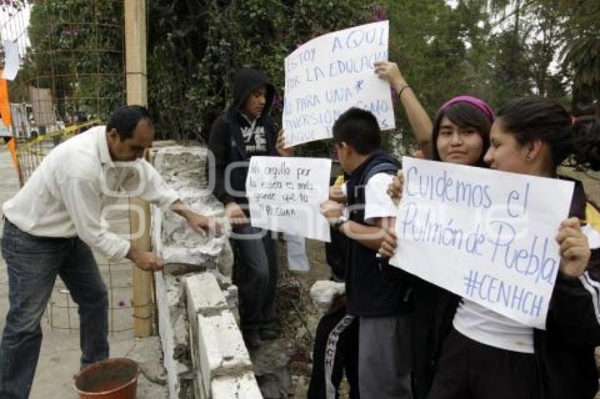 PADRES DE FAMILIA RECONSTRUYEN BARDA DEL CENHCH