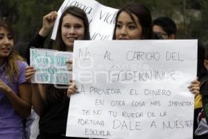 PADRES DE FAMILIA RECONSTRUYEN BARDA DEL CENHCH