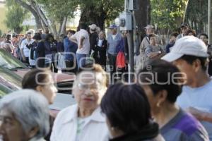 FILA PARA INSCRIBIRSE A PROGRAMA DE APOYO A ADULTOS MAYORES . SEDESOL