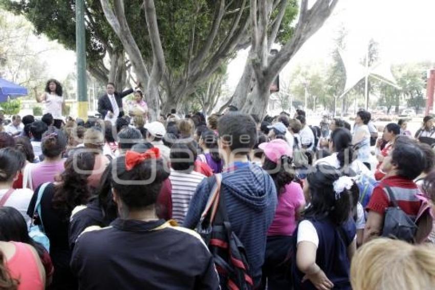 PADRES DE FAMILIA SE REÚNEN EN EL CENHCH