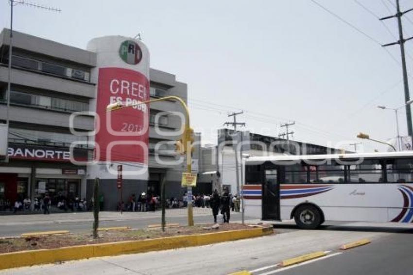 MANIFESTACIÓN EN EL PRI ESTATAL