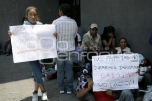 MANIFESTACIÓN EN EL PRI ESTATAL