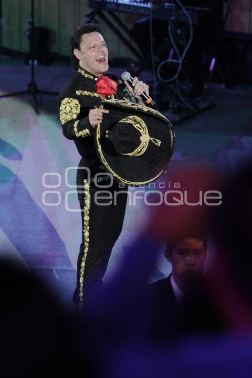 PEDRO FERNÁNDEZ EN EL PALENQUE