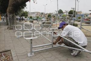 COLOCAN GRADAS EN EL BULEVAR 5 DE MAYO