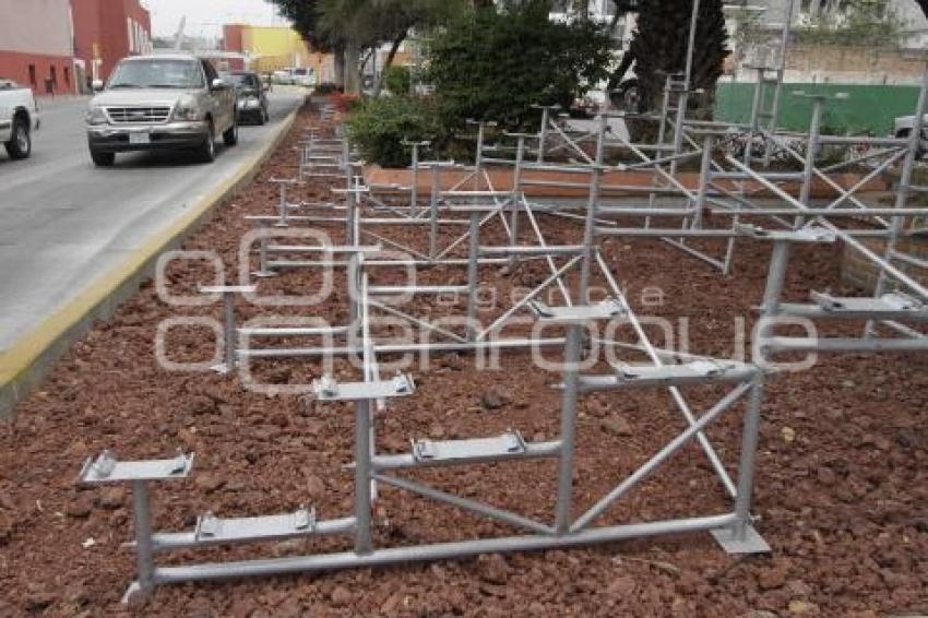 COLOCAN GRADAS EN EL BULEVAR 5 DE MAYO