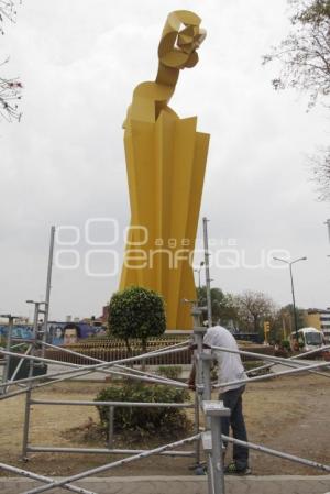 COLOCAN GRADAS EN EL BULEVAR 5 DE MAYO