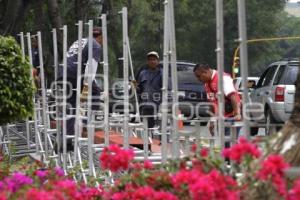 COLOCAN GRADAS EN EL BULEVAR 5 DE MAYO