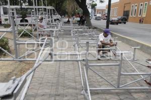 COLOCAN GRADAS EN EL BULEVAR 5 DE MAYO