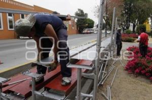 COLOCAN GRADAS EN EL BULEVAR 5 DE MAYO