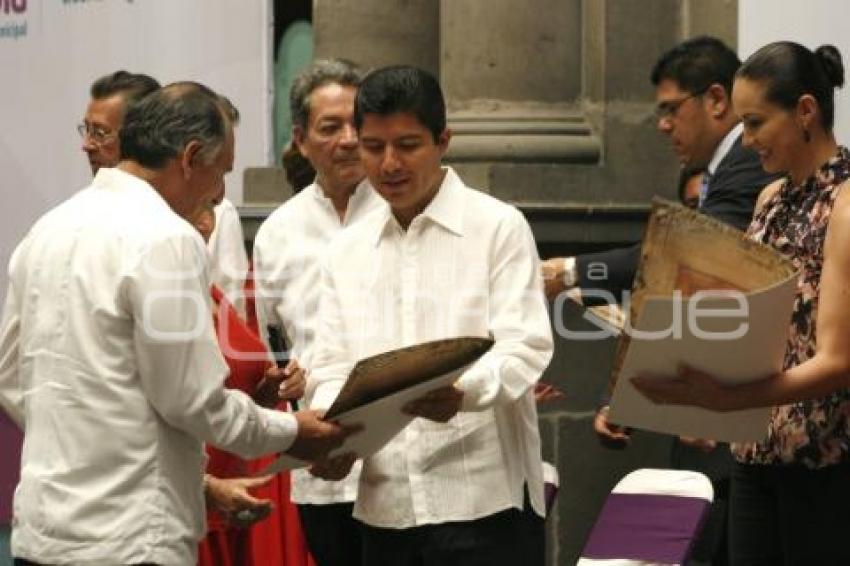 RIVERA ENTREGA RECONOCIMIENTOS