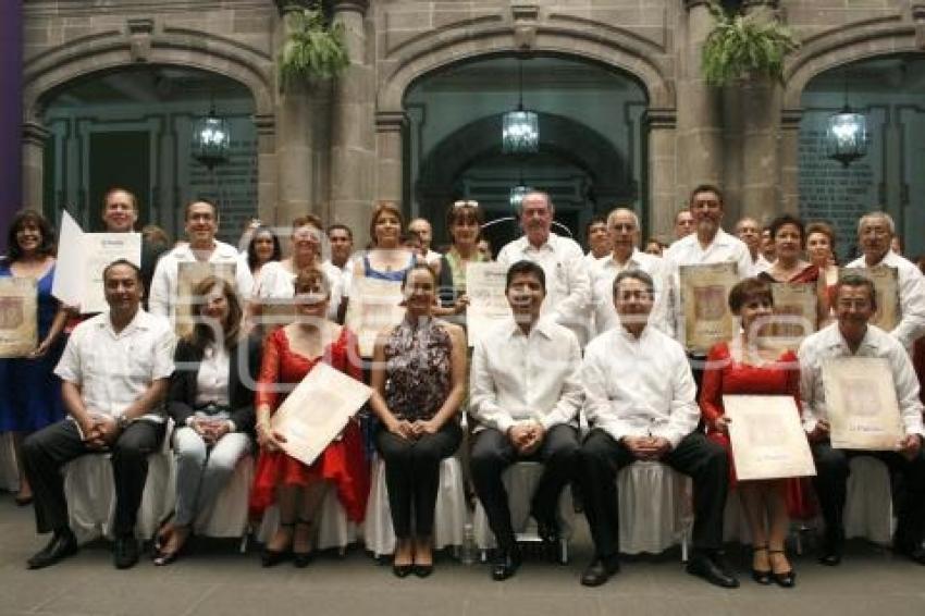 RIVERA ENTREGA RECONOCIMIENTOS