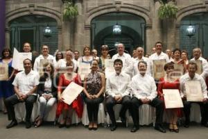 RIVERA ENTREGA RECONOCIMIENTOS