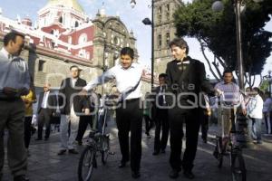 EDUARDO RIVERA RECORRE EL CENTRO EN BICICLETA