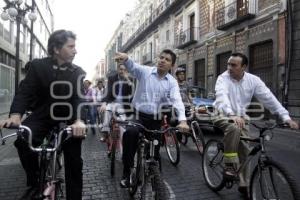 EDUARDO RIVERA RECORRE EL CENTRO EN BICICLETA