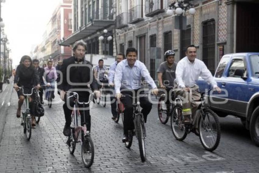 EDUARDO RIVERA RECORRE EL CENTRO EN BICICLETA