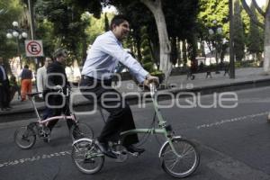 EDUARDO RIVERA RECORRE EL CENTRO EN BICICLETA