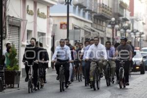 EDUARDO RIVERA RECORRE EL CENTRO EN BICICLETA