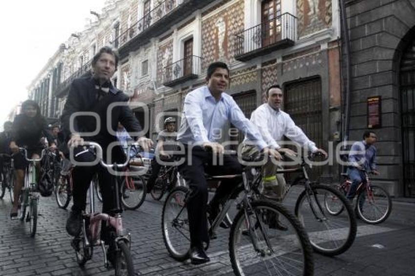 EDUARDO RIVERA RECORRE EL CENTRO EN BICICLETA