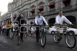 EDUARDO RIVERA RECORRE EL CENTRO EN BICICLETA