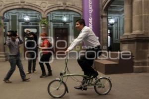 EDUARDO RIVERA RECORRE EL CENTRO EN BICICLETA