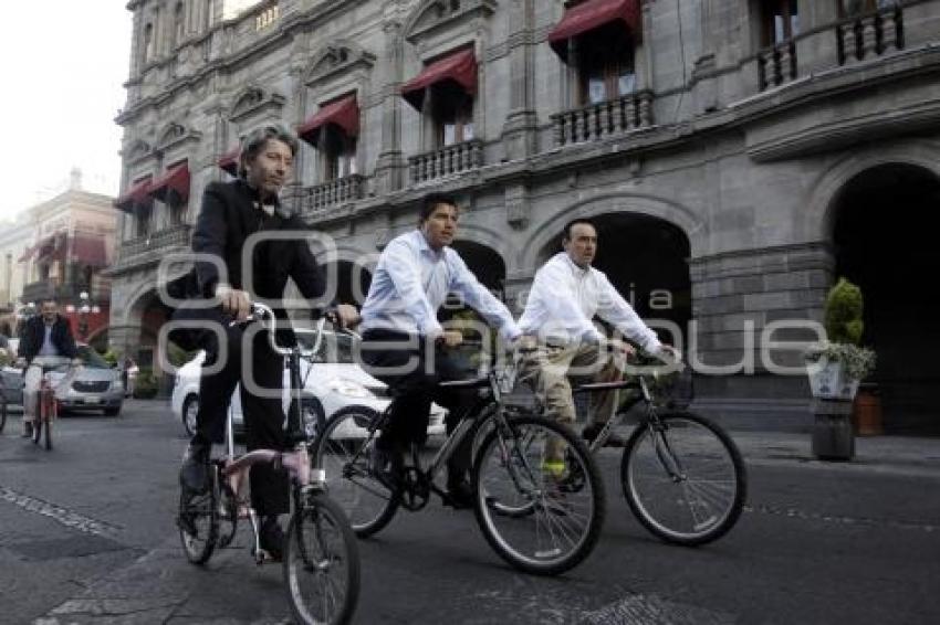 EDUARDO RIVERA RECORRE EL CENTRO EN BICICLETA