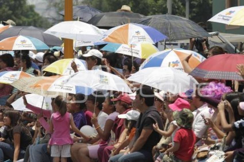 DESFILE 5 DE MAYO . SOMBRILLAS DE PARTIDOS POLÍTCOS