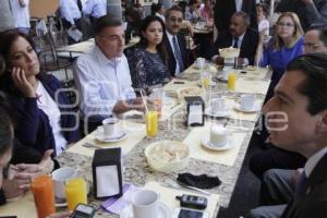 JOSE ANTONIO GALI DESAYUNA CON REGIDORES