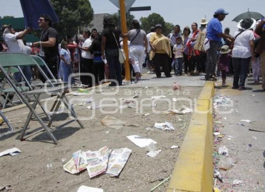 DESFILE 5 DE MAYO . BASURA