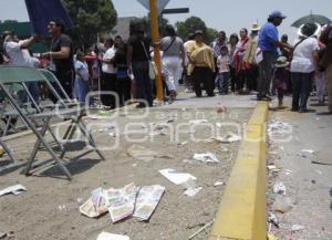 DESFILE 5 DE MAYO . BASURA