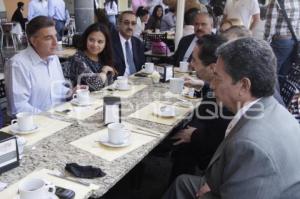 JOSE ANTONIO GALI DESAYUNA CON REGIDORES