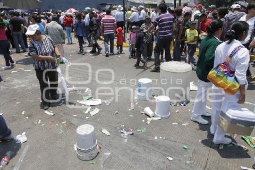 DESFILE 5 DE MAYO . BASURA