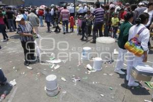DESFILE 5 DE MAYO . BASURA