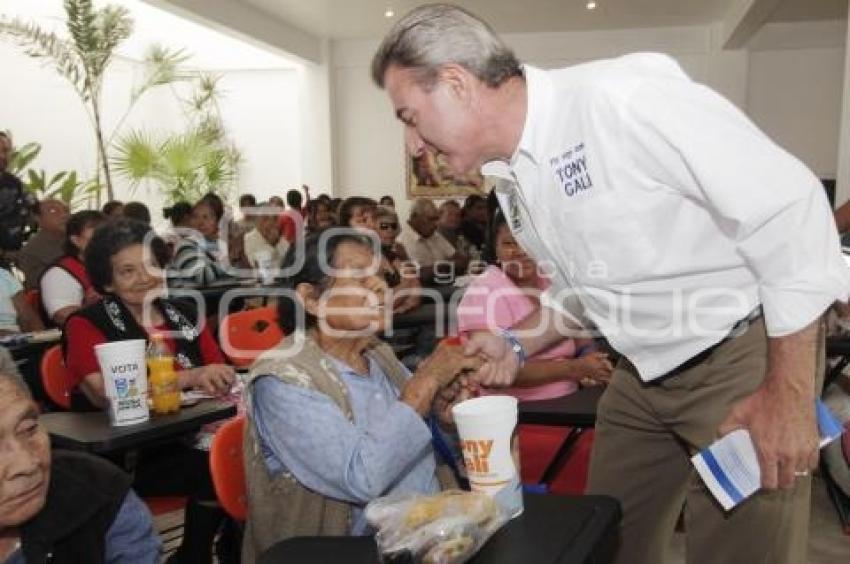 TONY GALI VISITA PARROQUIA DE LOS DESAMPARADOS