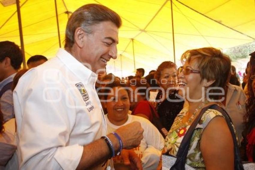 TONY GALI FESTEJA A LAS MADRES EN SAN BARTOLO