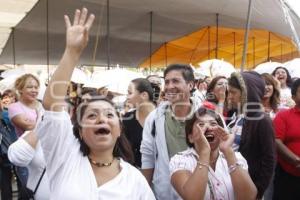 TONY GALI FESTEJA A LAS MADRES EN SAN BARTOLO