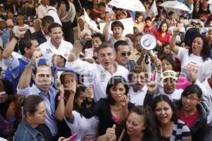 TONY GALI FESTEJA A LAS MADRES EN SAN BARTOLO