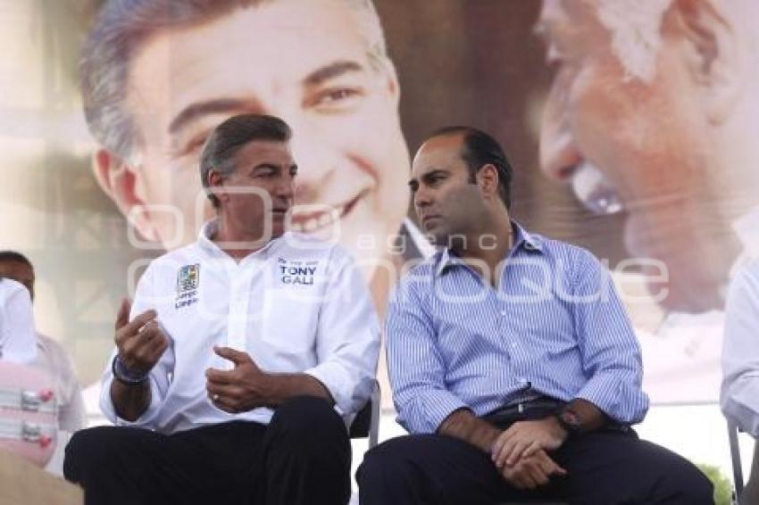 TONY GALI FESTEJA A LAS MADRES EN SAN BARTOLO