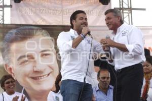 TONY GALI FESTEJA A LAS MADRES EN SAN BARTOLO